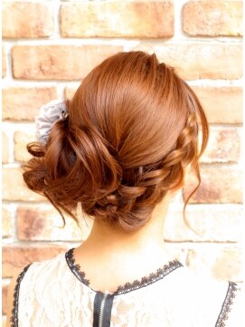 アシンメトリー ヘアスタイル 結婚式の髪型で 人気のヘアアレンジをご紹介