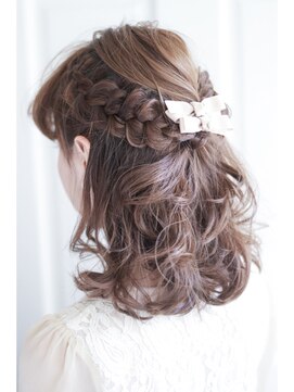 ミディアム ハーフアップ ヘアアレンジ 結婚式の髪型の人気ヘアスタイルをご紹介