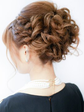 結婚式の髪型（ヘアアレンジ）　オトナ可愛いアップスタイル