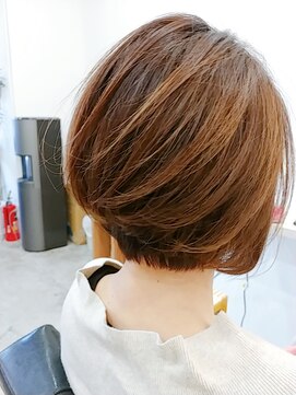 カキーン(cakeen) 大人上品小顔丸みワンサイドレイヤーボブブリーチなしカラー