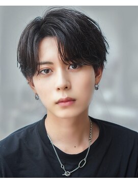 オーシャントーキョー シブヤジンナン(OCEAN TOKYO shibuya JINNAN) ニュアンス黒髪ツーブロック人気センターパート