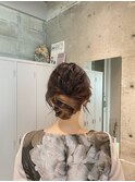 大人女子におすすめ　やりすぎ感のないお呼ばれシニヨン