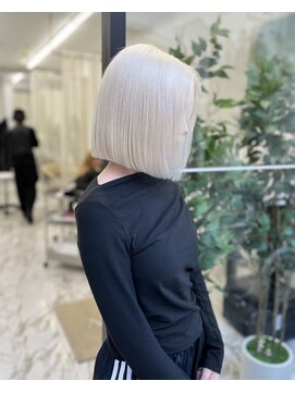 ナナ(NANA) ホワイト/ブロンド/ブリーチ/カラー/抜きっぱなし/ボブカット