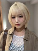 ブロンドカラーのハッシュカットボブで小顔見え◎