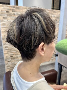 ビースリー ロア 大きめハイライト×上品ショート