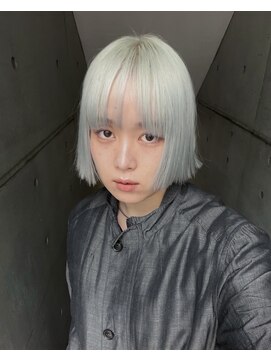 オーオシカシカスペース(OOO YY Space) ほとんど白の薄い水色