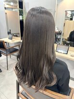 カミエ(kamie)&nbsp;ロングヘアをグレージュに染めて上質な光沢感を引き出す
