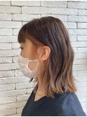 オレンジベージュのイヤリングカラー
