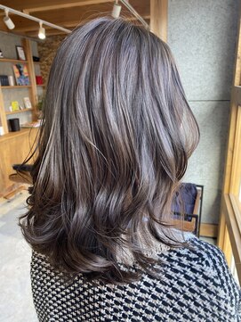 イー(E) アッシュベージュ