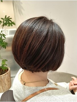 アンベリールフルー(EMBELLIR fleur) 顎ラインの前下がりグラデーションカットボブスタイル