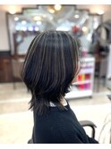 シルバーベージュの細めハイライト×くびれレイヤーで艶髪へ