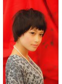 黒髪マッシュショート・厚めバング・分け目がつきやすい方に