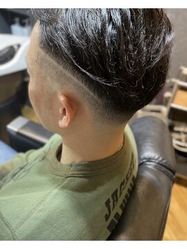 バーバーボルト(Barber Bolt) スキンフェード&レザーライン