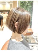 ショートボブ×白髪ぼかしハイライトベージュ