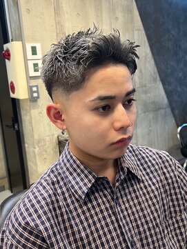 ビンゴ(BINGO) 1563アップバングショートツーブロック刈り上げハイライトカラー