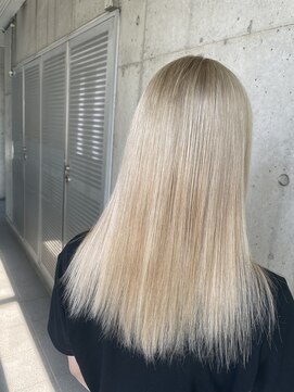 ガルボ ヘアー(garbo hair) ハイトーン ホワイトカラー ホワイトベージュ 10代 20代