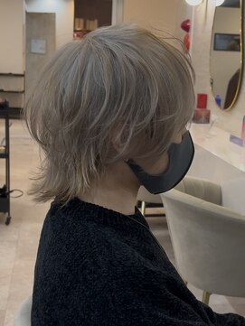 ラビス クローバー(Lovis clover) ホワイトベージュで王道くびれウルフカット♪あゆむ