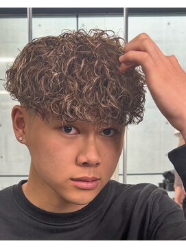 イーラ アメ村店(era) スペインカール　ツイストスパイラル眉カットメンズパーマ