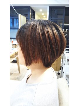 アンティコ(antico) 前下がりボブ