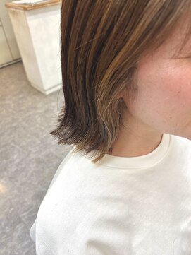 ロマンヤカタ ファース(ROMAN YAKATA fars) 切りっぱなしボブイヤリングカラー@田島(2024/9)