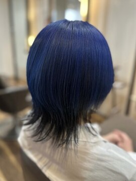 ブローチェアヴェダ 推し色カラー、ブルーカラー、ウルフカット、寒色カラー