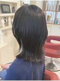 顔まわりレイヤーで軽やかな黒髪外はねボブ