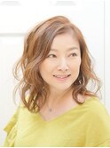 頬にかかる緩やかなウェーブで大人かわいい