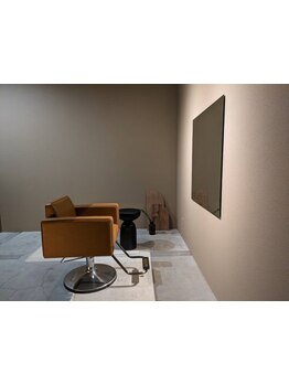 コンセプトは『素』―建築事務所がリラックスを追求し、素材にこだわった完全個室サロン＊