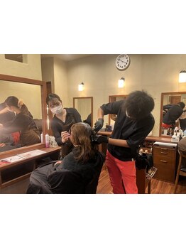 【忙しい大人女性へ♪】一度で綺麗に…美容室での待ち時間を最大限活用！ネイルや眉毛の同時施術も可能◎