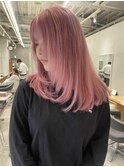 ピンクヘアーとレイヤーカットがオシャレ女性に！