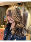 透明感溢れるレイヤーカラーで魅せるハイトーンブリーチ艶感