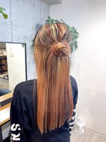 マノハル(MANOHARU)&nbsp;ピンクオレンジ　ハイライトローライト　お団子ハーフアップ