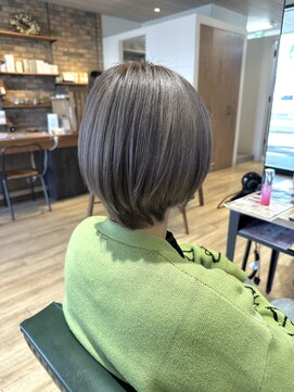 サラ(sarah) ショートスタイル／ダークシルバー