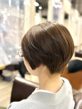 アンプリュス リアン(1+ Unplus lien) ハイトーンカラー前下がり大人ショートマットベージュ/亀戸