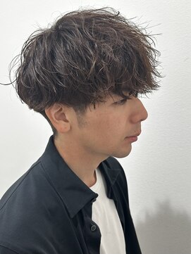 ヒュイル バイ ニアウ(Hwyl by Niau) メンズマッシュパーマニュアンスパーマスパイラルパーマ刈り上げ