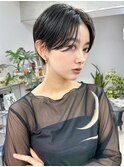 ハンサムショート　センターパート　ツヤ髪　ストレート　艶感