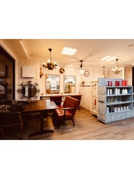 大型店だと緊張してしまう、気軽にスタイリストと会話したいという方にピッタリの落ち着いた雰囲気が◎