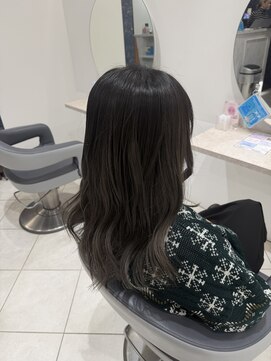 大人可愛いグレージュウェーブロング