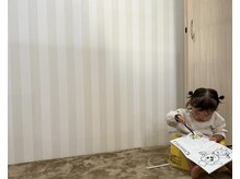 ナップヌーン(nap noon.)の雰囲気（ママが見えるキッズルーム完備 絵本/おもちゃ/ぬり絵/テレビ）