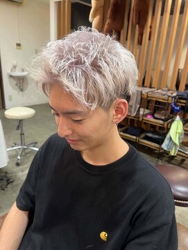 クロ(Kuro) ホワイトカラー/ダブルカラー/ケアブリーチ/ベリーショート