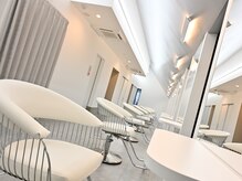 グランジーナドゥヘア(Gran Jiina de hair.)の雰囲気（優しい光が降り注ぐ　明るい店内　）