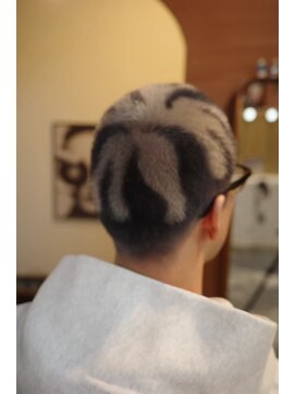 エディ(Edy) メンズ刈り上げスキンフェードケアブリーチホワイトシルバー岡山