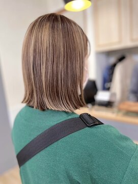 ネオリーブ クーロ(Neolive curro) 白髪ぼかしハイライト×美髪ボブ[横浜/東神奈川]