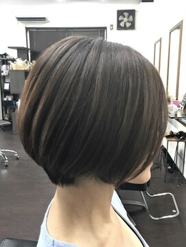 フォルビチーナ(FORBICINA) 前下がりナチュラルショートボブ