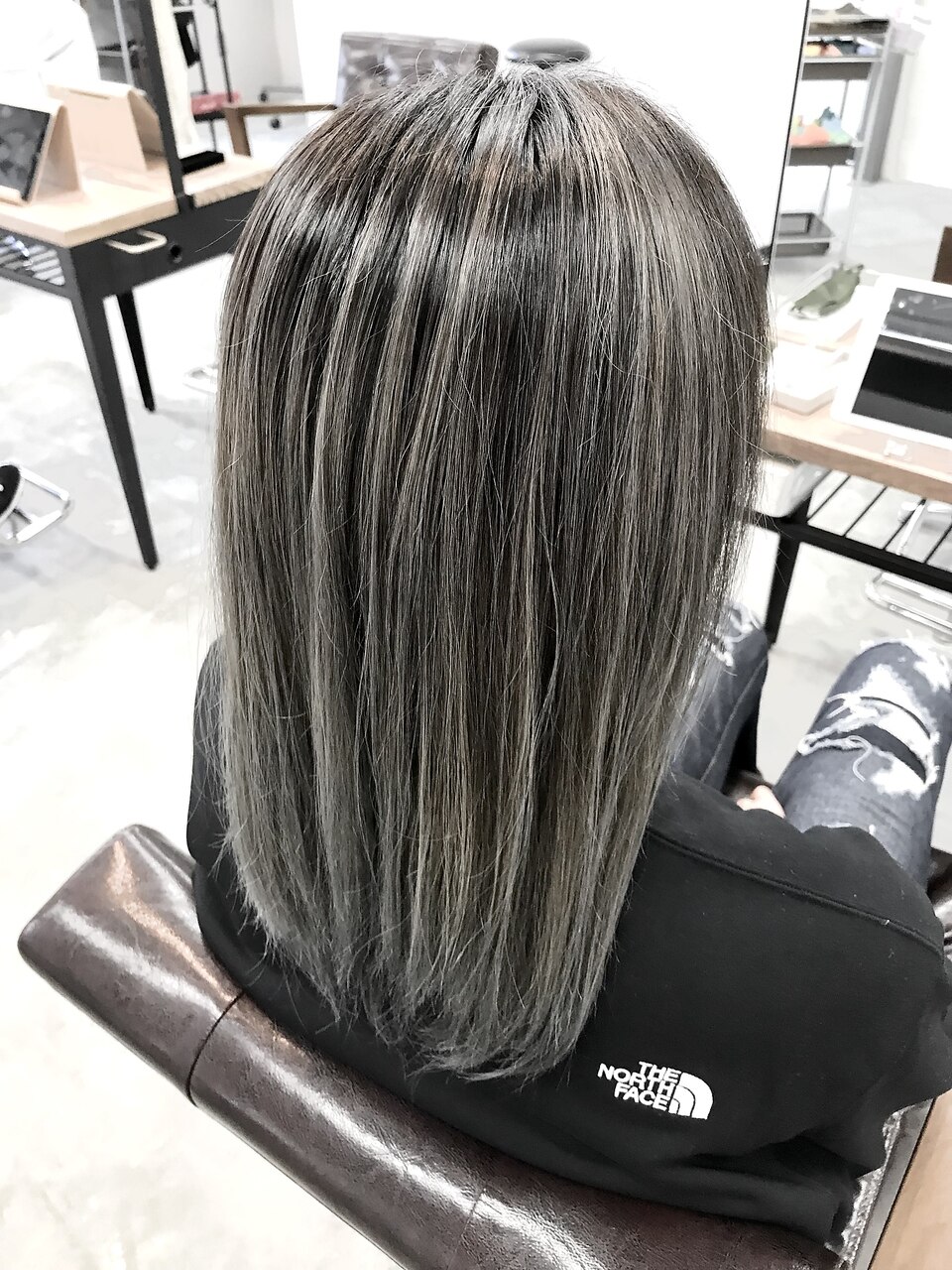 コントラストで魅せるハイライト×ダークグレージュカラー：L036339789