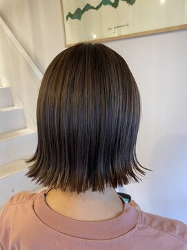 トレパルッキエーレ(tre parrucchiere) ［-tre-］切りっぱなしボブ×グレーアッシュ