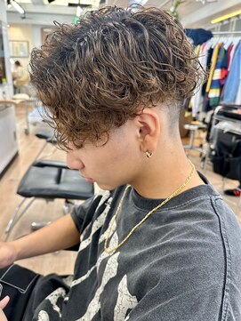 ウェイビーエフティフィフス 横浜西口(WAVEY ft.fifth) 波巻きパーマセンターパートツイストパーマメンズマッシュパーマ