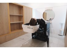 シーム 天神大名店(SEAM)の雰囲気（その場でシャンプーができるユニット付きチェア）