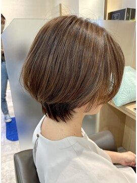 ウイバイファースト(u'i by first) ショートボブ×白髪ぼかし