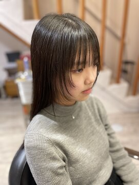 トレパルッキエーレ(tre parrucchiere) ［-tre-］顔まわりレイヤーカット